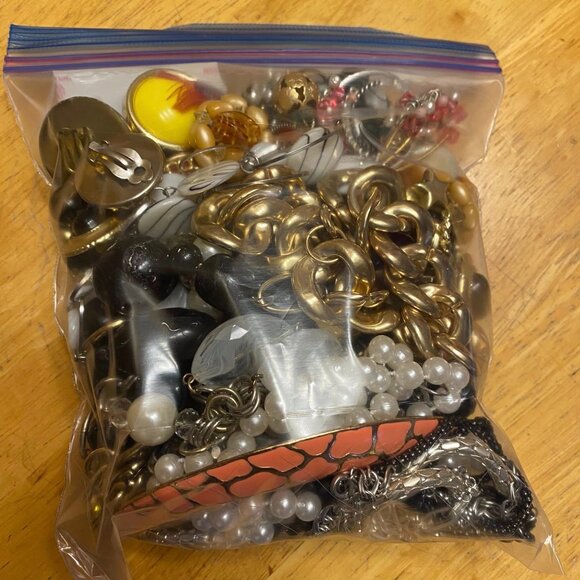 Mystery Lot of Wearable Costume Jewellery 1.9 lbs - Picture 1 of 2